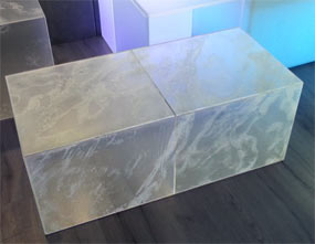 Eismöbel aus Kunsteis, Eishocker, Eiswuerfel, Sitzwürfel